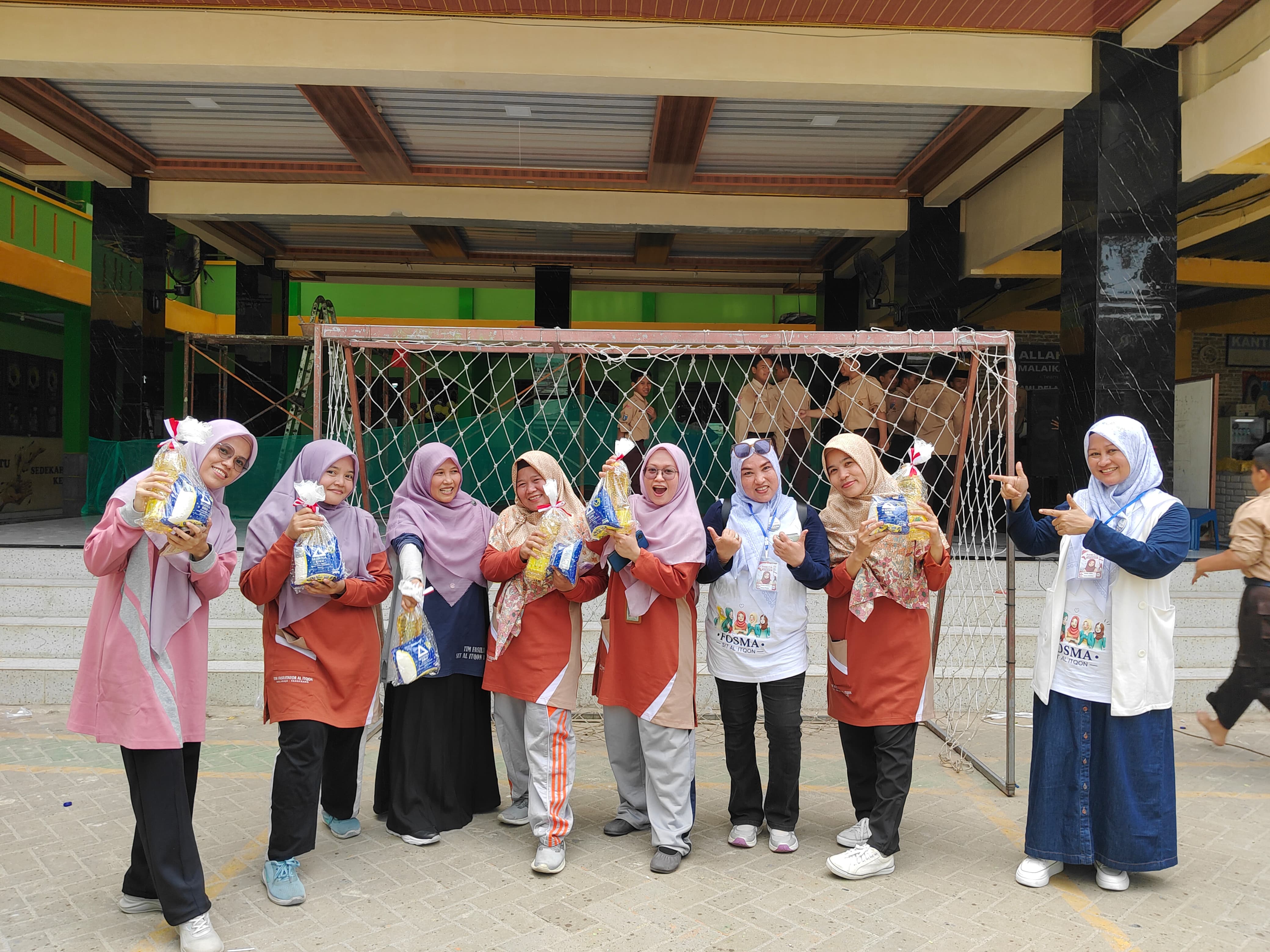 PEMBAGIAN HADIAH AGUSTUSAN ANTARA FASILITATOR SMP DENGAN FOSMA