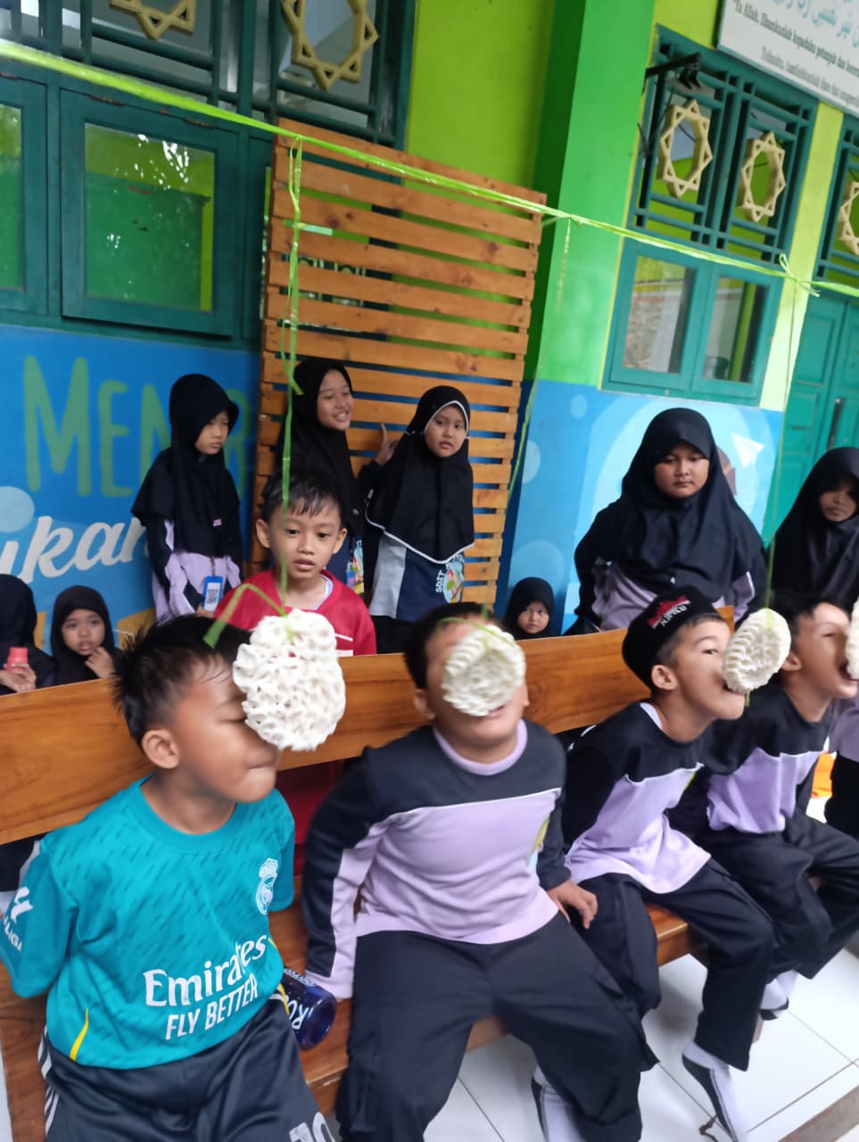 LOMBA MAKAN KERUPUK DALAM RANGKA HUT RI KE-80