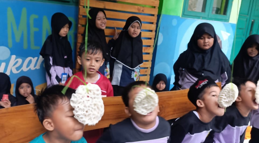 LOMBA MAKAN KERUPUK DALAM RANGKA HUT RI KE-80