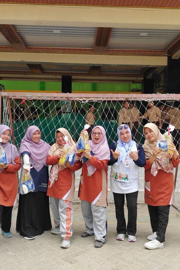 PEMBAGIAN HADIAH AGUSTUSAN ANTARA FASILITATOR SMP DENGAN FOSMA