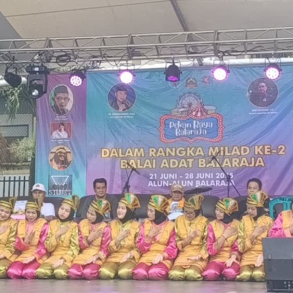 PENAMPILAN TARI SAMAN SANTRI AL ITQON DALAM KEGIATAN HUT BALARAJA